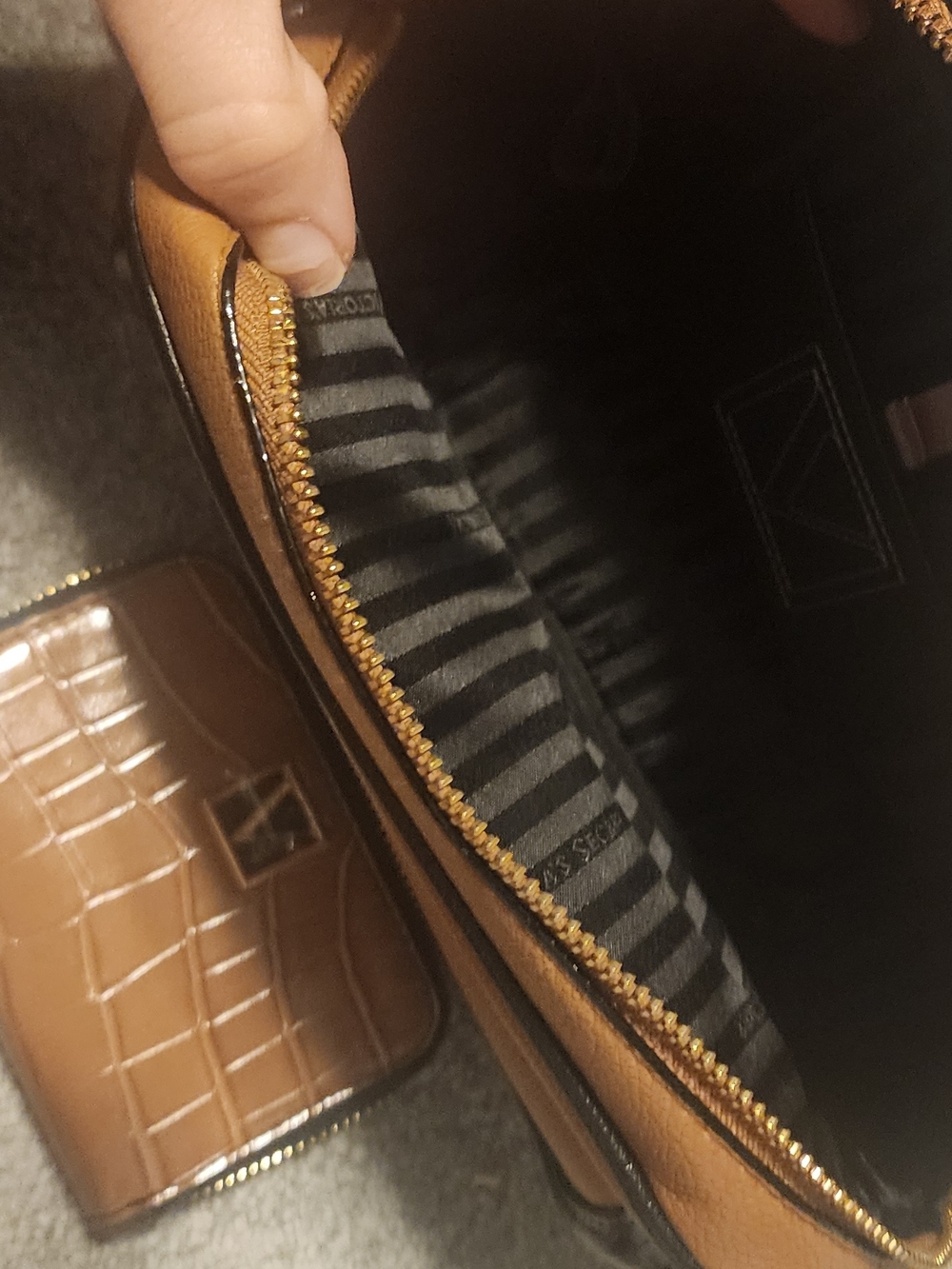 Victoria's Secret Black and Tan Croc-Embossed Crossbody with Matching Wallet - Picture 3 of 6